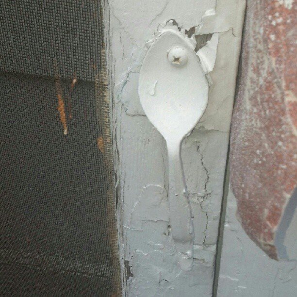 O lingura in perete