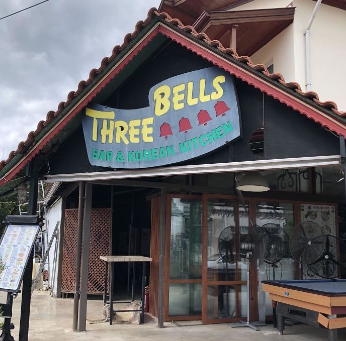 Un restaurant care se numeste "Trei clopotei", dar are patru ca logo