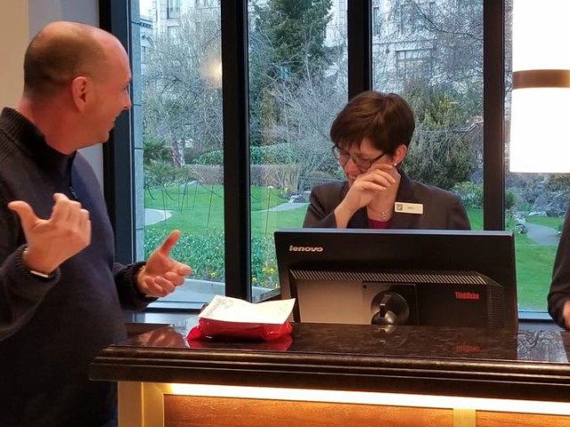 Un barbat care a distrus o camera de hotel cu un stol de pescarusi a fost iertat de conducerea hotelului dupa 17 ani