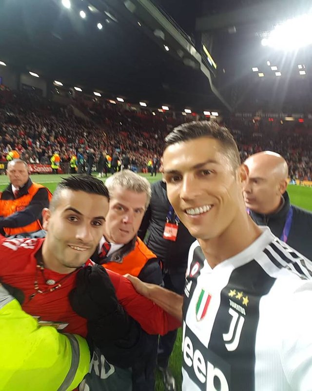 Un suporter care seamana foarte mult cu Ronaldo