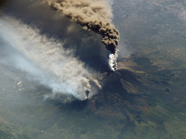 Mii de persoane, evacuate in urma eruptiilor vulcanice