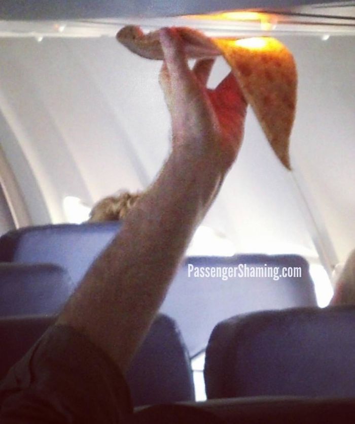 Isi incalzeste felia de pizza la becul din avion
