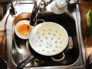 Indeparteaza mancarea uscata de pe farfurii