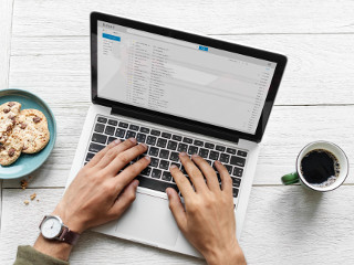 Raspunde mereu la e-mailuri