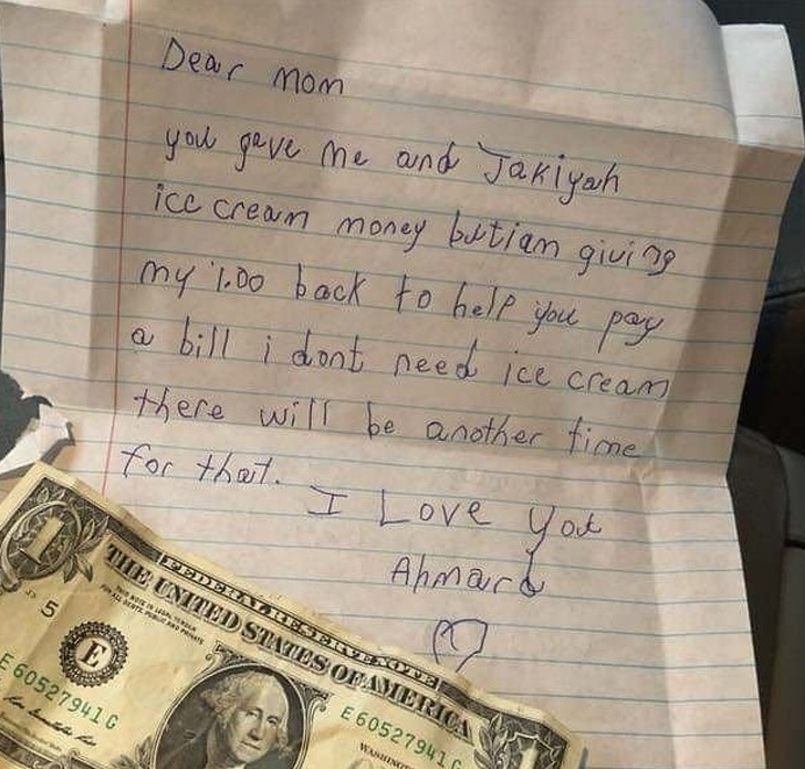 Un copil a primit bani de la mama lui pentru a-si cumpara inghetata, dar i-a returnat pentru ca aceasta sa poata plati facturile