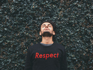 Ii respecti pe cei din jur