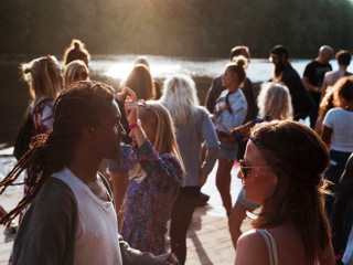 Esti prins cand te uiti insistent la cineva