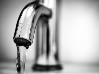 Decizi sa nu te speli pe maini daca mergi la baie, dar totusi deschizi robinetul in caz ca aude cineva