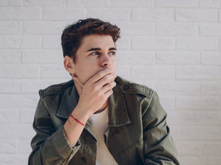 Esti surprins ca vorbesti singur