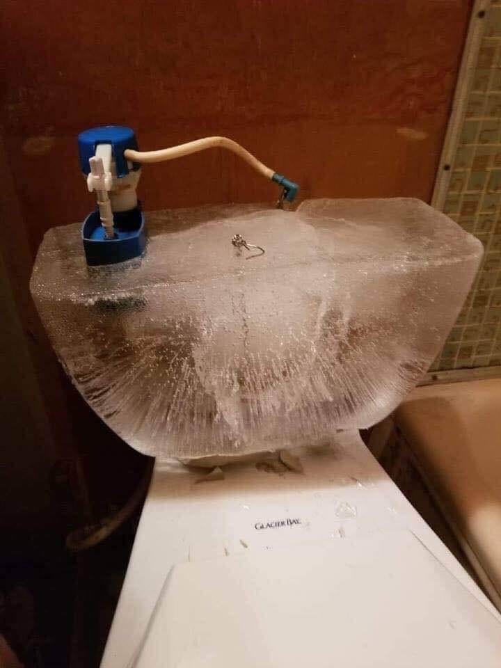 Bazin de apa inghetat complet, in Minnesota