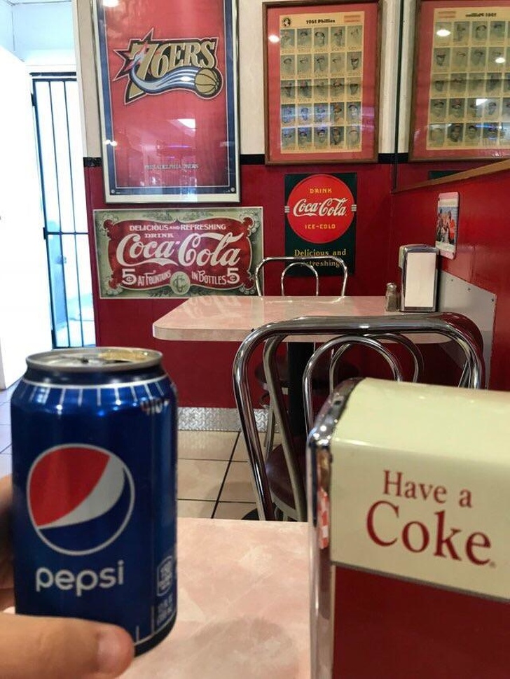 Un restaurant "tapetat" cu reclame la Coca-Cola in care se vinde doar Pepsi