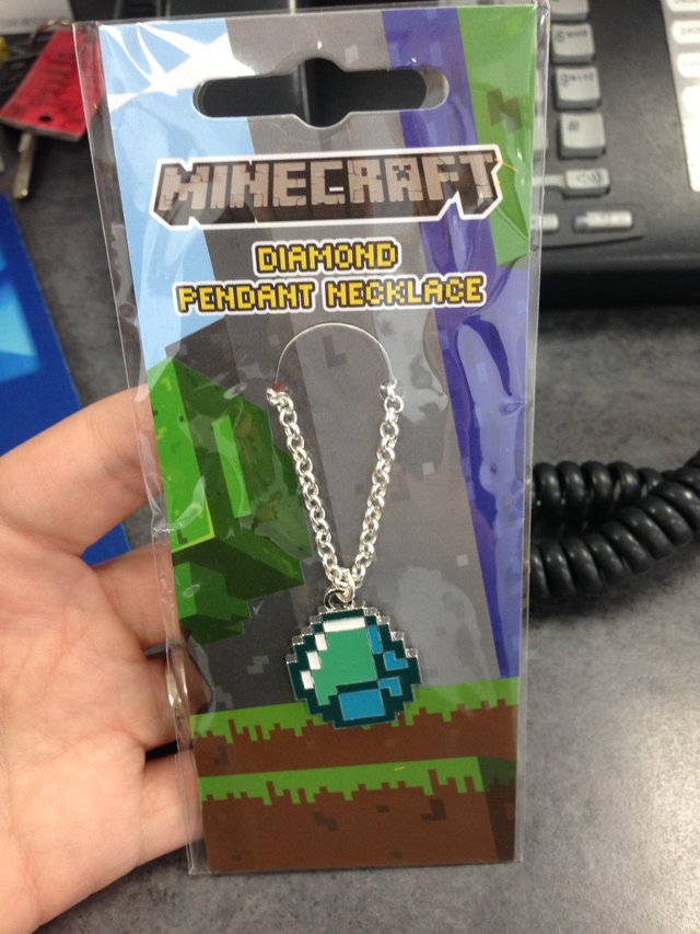 Un barbat sustine ca i-a cumparat sotiei un lantisor cu pandantiv de diamant