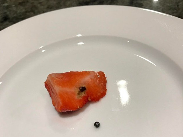 Cand tai o capsuna si ai parte de o surpriza neplacuta, desigur