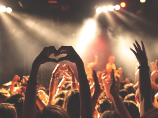 Mergeti la un concert