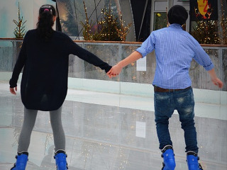 Plimbati-va de mana pe gheata, la patinoar