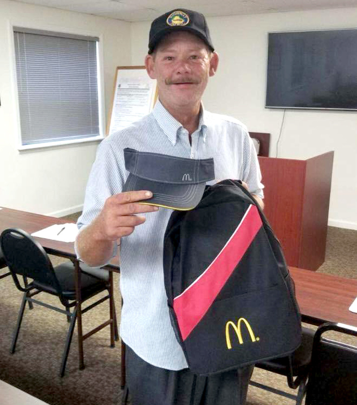 Dupa un an in care a trait pe strazi, acest barbat s-a angajat la McDonald"s. Satisfactia unei noi vieti i se citeste pe chip