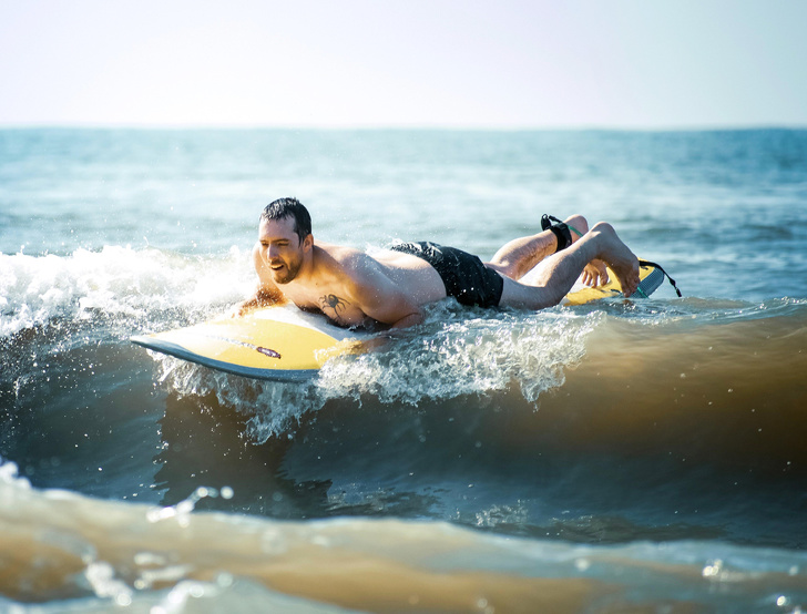La 35 de ani, a inchiriat pentru prima data o placa de surf si s-a aventurat in valuri