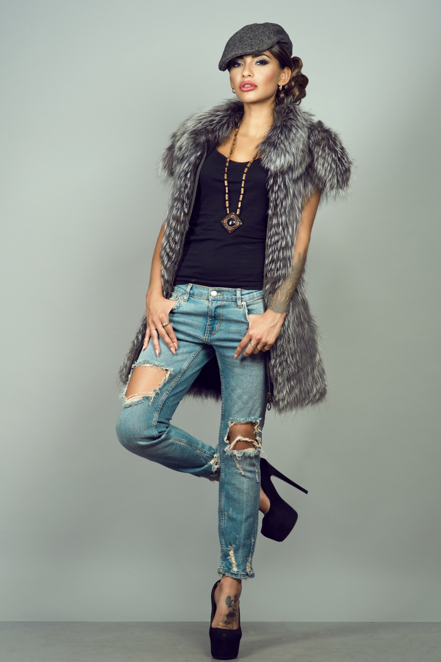 Blugi boyfriend, vesta midi si pantofi cu toc