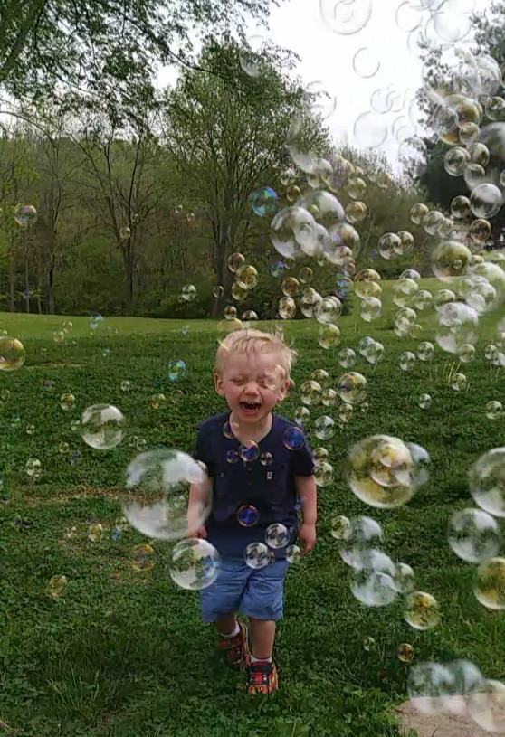 Bulele de sapun vor face intotdeauna un copil fericit