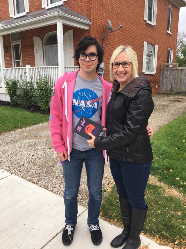 Acest baiat s-a luptat cu autismul, anxietatea servera si TOC. El a gasit consolare in scris si tocmai a publicat prima sa carte. In poza, el ii ofera o copie profesoarei care l-a indrumat