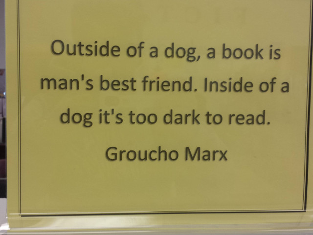 Afisul de la librarie: "In afara unui caine, cartea e cel mai bun prieten al omului. Inauntrul unui caine e prea intuneric ca sa citesti" (Groucho Marx)