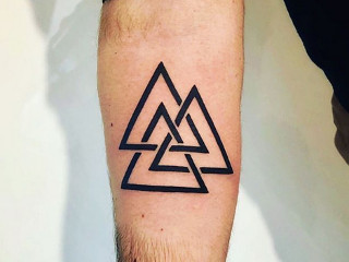Tatuajul numit "nodul mortii" (Valknut)
