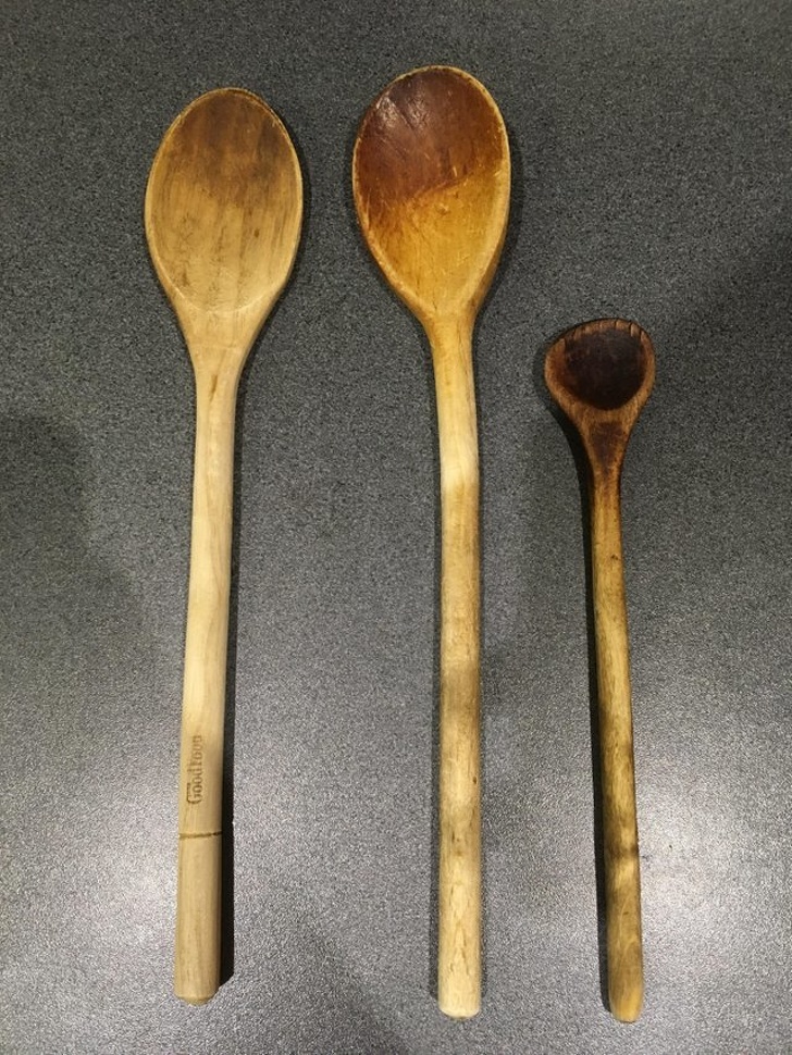 O lingura folosita de o bunica timp de aproape 50 de ani (in dreapta) vs alte linguri noi