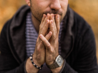 Se implica in luarea deciziilor importante