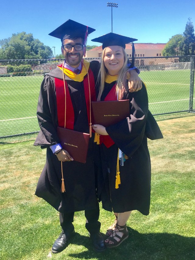 "Ne-am intalnit intr-un laborator de biologie in primul an, iar 4 ani mai tarziu, cu aproape trei ani de intalnire, fiecare am absolvit cu licenta de stiinta".