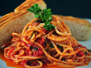 Paste cu sos de rosii si masline