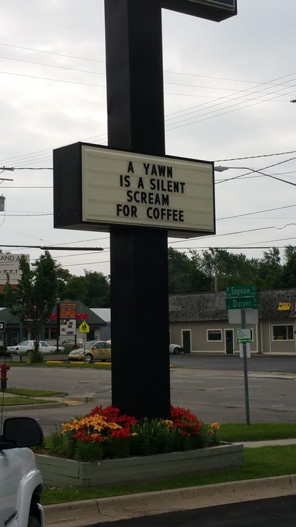 Mesajul expus in fata unei cafenele: "Cascatul este un tipat inabusit dupa cafea"
