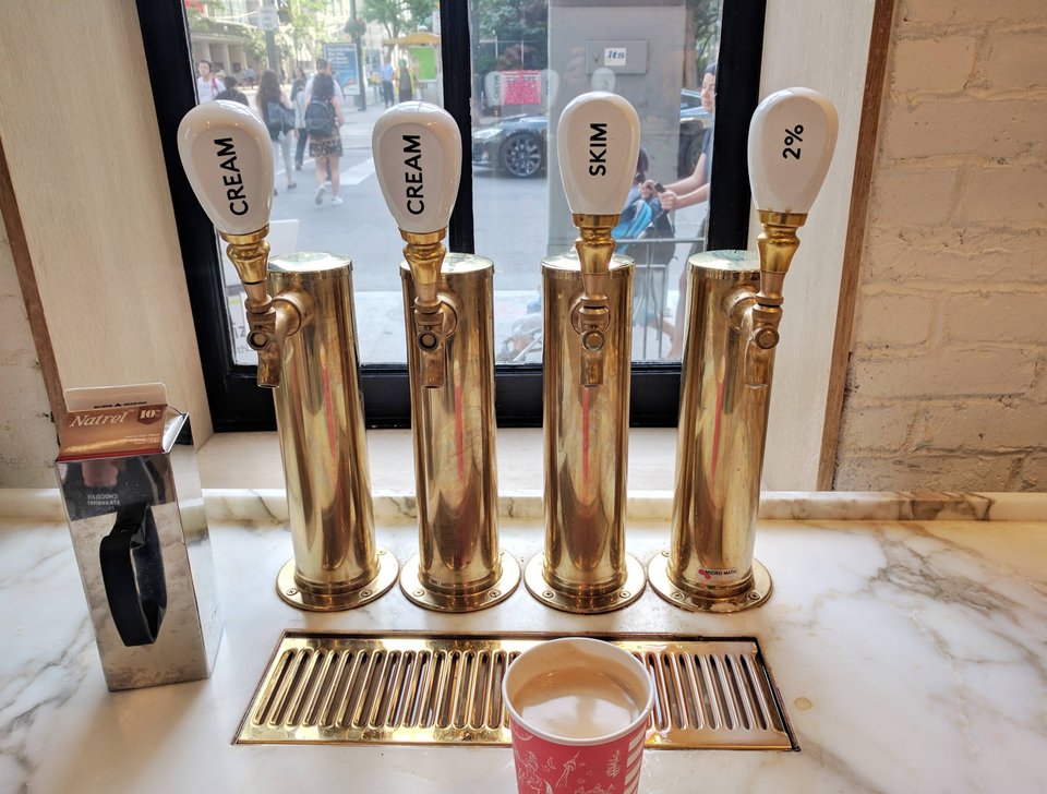 Cafenea in care se folosesc robinete de bere pentru lapte sau topping