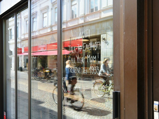 Fara wi-fi intr-o cafenea din Suedia: "Vorbiti intre voi. Sunati-va mama. Ganditi-va ca sunteti in anul 1993"