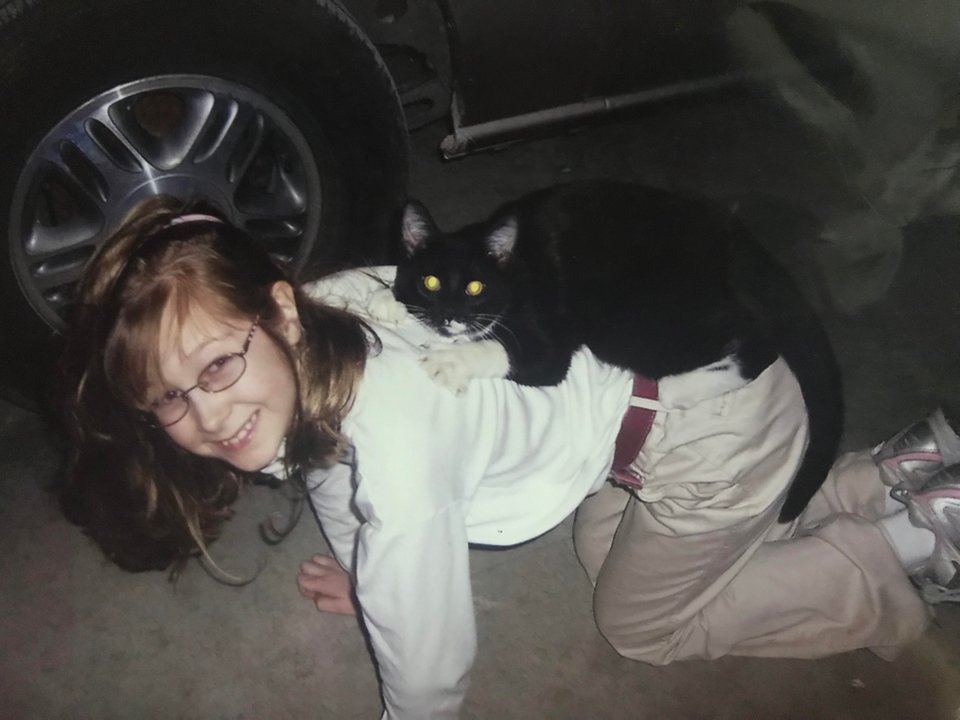 "Cand eram mai mica, obisnuiam sa-mi iau pisica pentru "plimbari in spate" in jurul garajului, dupa scoala. Iubea acest lucru".