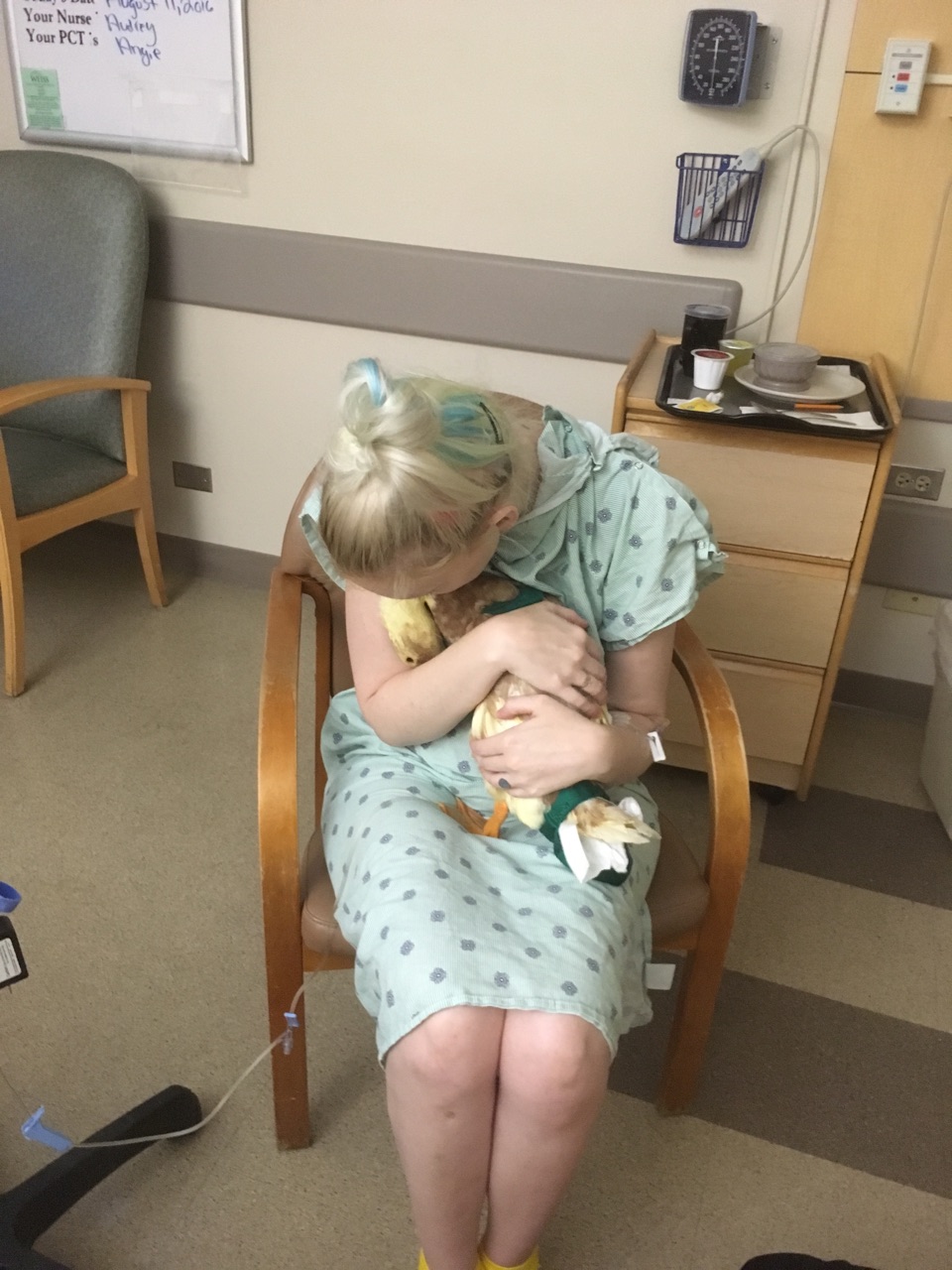 O femeie aflata in spital a primit o vizita neasteptata: animalele sale de companie, niste rate, care la randul lor aveau nevoie de tratament