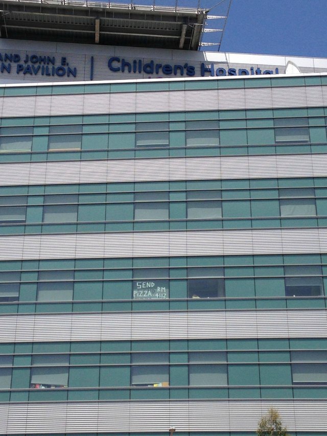 Fotografie realizata in fata spitalului de copii din Los Angeles: "Trimite-ti pizza la camera 4112"