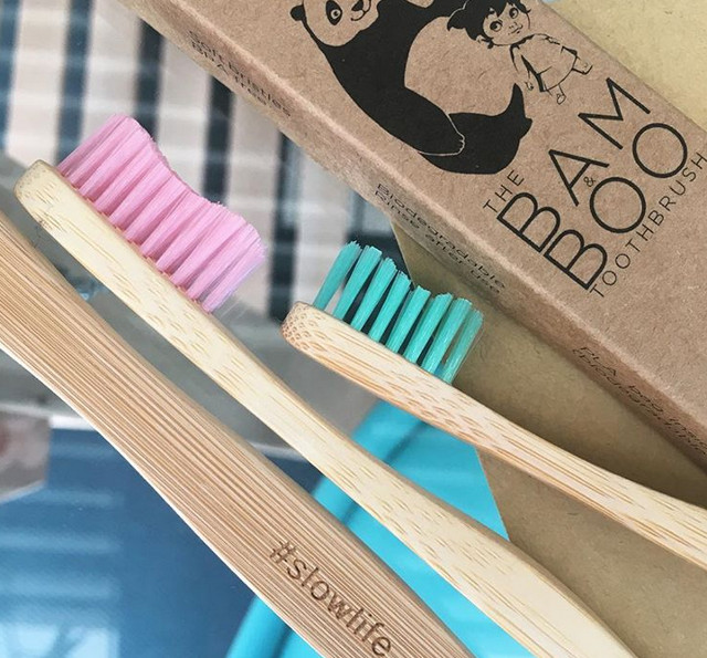 Periute de dinti din bambus si materiale naturale