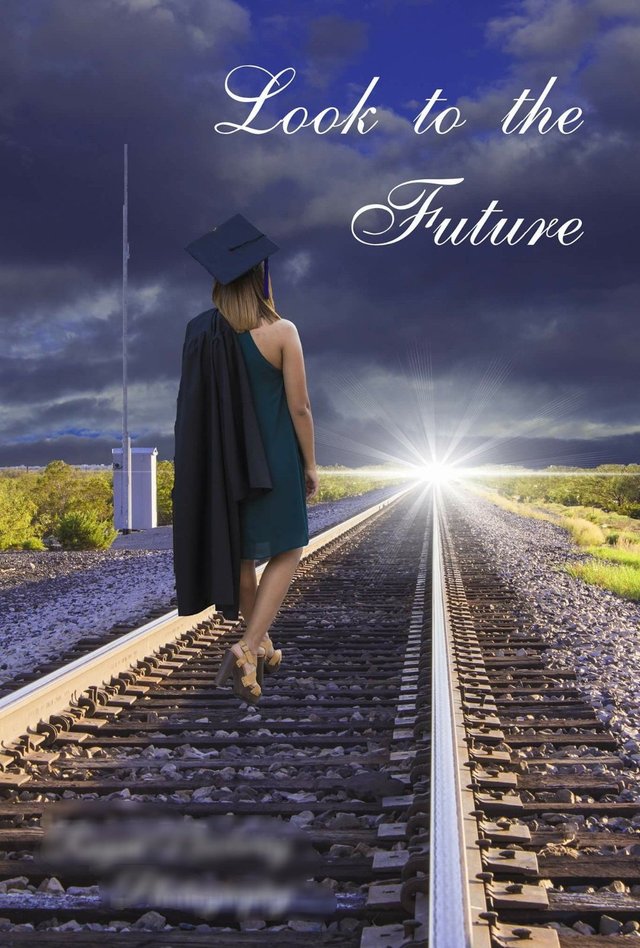 <Priveste spre viitor>, scrie pe o fotografie de absolvire cu o tanara studenta mergand pe sine, in fata trenului