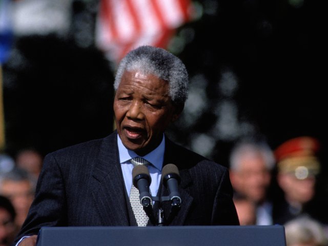 Nelson Mandela, ales drept primul presedinte de culoare al Africii de Sud