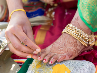 Inelele de logodna se pun pe degetele de la picioare