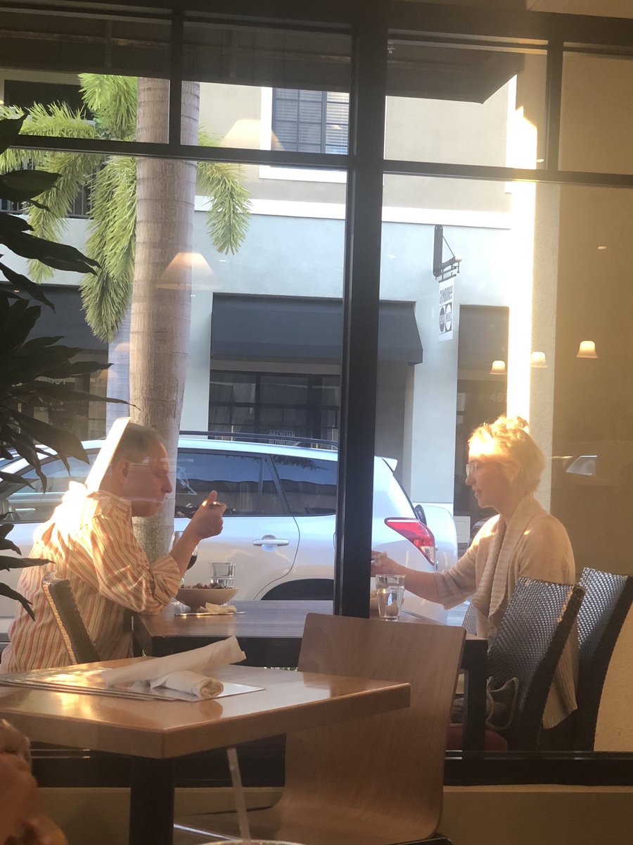 Aceasta femeie era orbita de lumina puternica a soarelui, iar partenerul sau si-a pus un meniu in spatele capului pentru a-i tine umbra