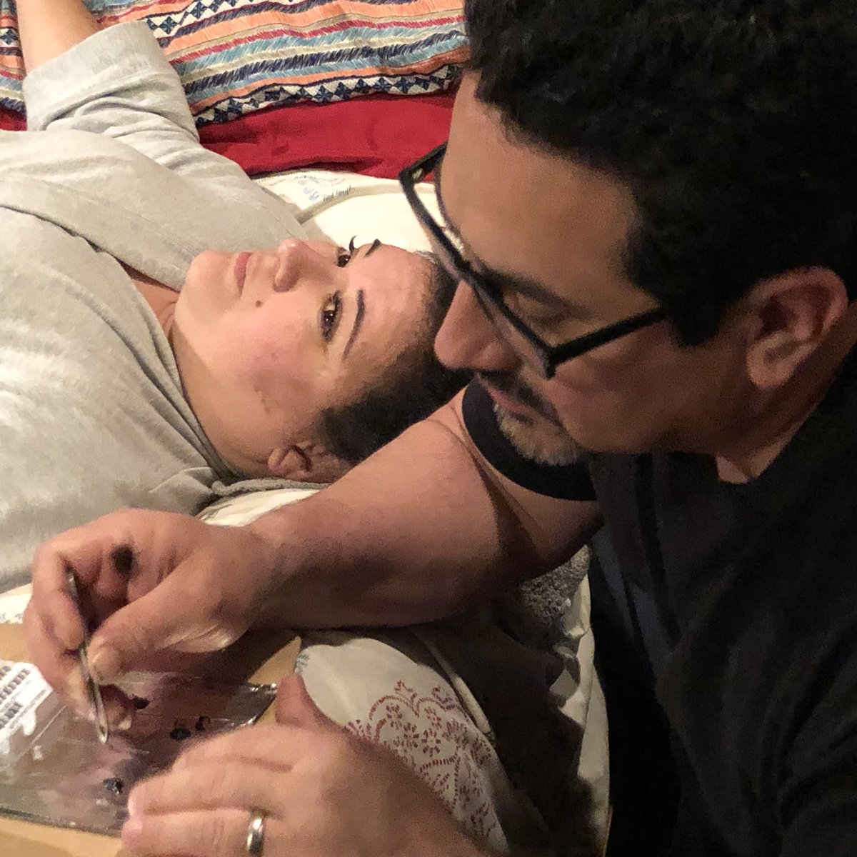 "Mama mea si-a cumparat extensii de gene si adeziv, iar tatal meu a ajutat-o sa si el lipeasca in timp ce asculta muzica ei preferata. Daca nici asta nu e dragoste, atunci nu stiu care ar fi!"