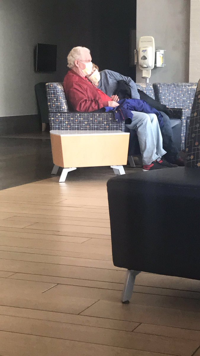 "Cand eram in spital, am oftat uitandu-ma la acest cuplu. In cele din urma, a lasat-o pe sotia sa sa-l foloseasca drept perna in timp ce astepta"