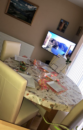 "In loc sa iasa in oras, prietenul meu a gatit pentru mine si a facut un mini-restaurant in bucatarie pentru aniversarea noastra de 18 luni. Este cel mai romantic lucru pe care l-am experimentat vreodata. Avea chiar muzica italiana"