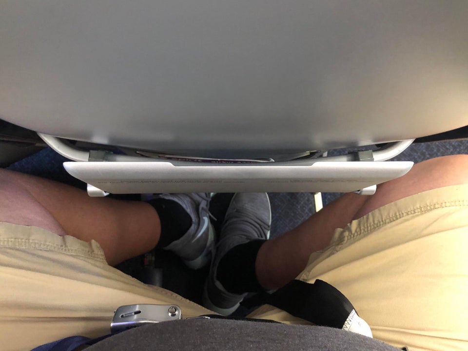 Se pare ca nu sta prea confortabil in avion