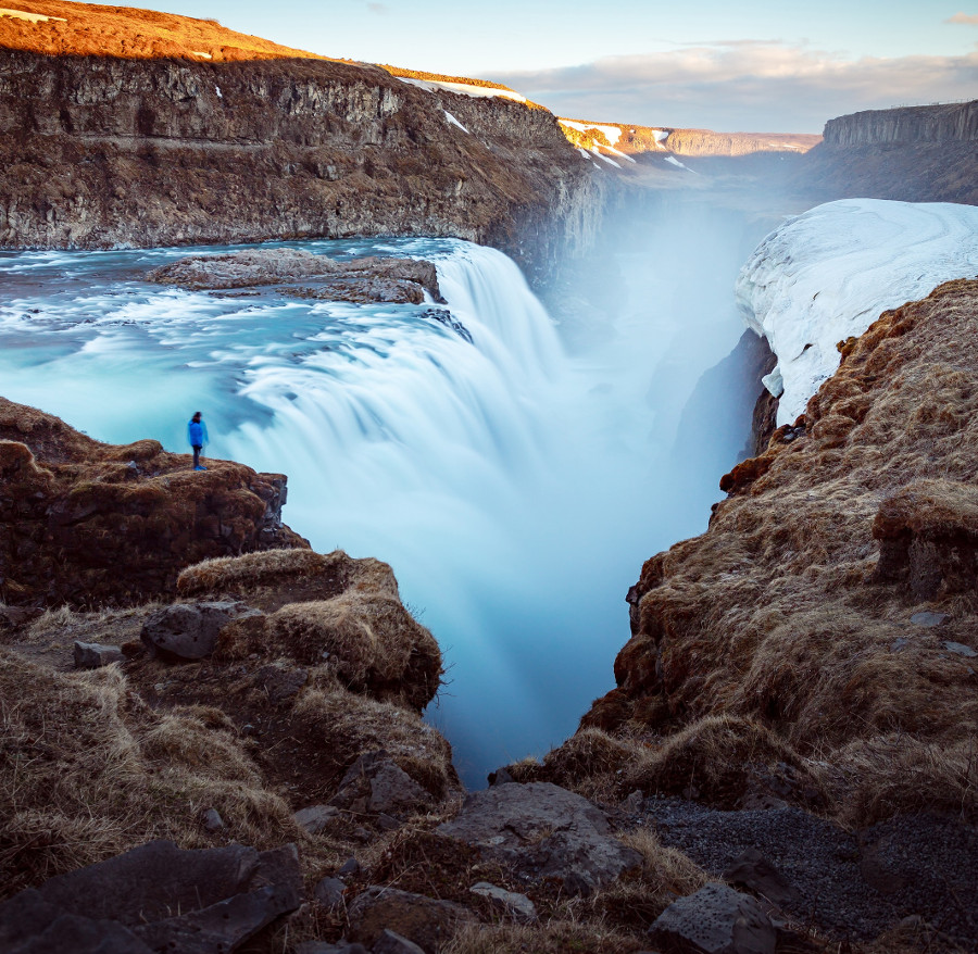 Cascada Gullfoss, in traducere "cascada de aur", este un simbol al tarii, parte a Cicuitului de Aur, la circa 90 de km de Reykjavik