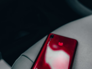 Sterge bine lentila de protectie a camerei foto