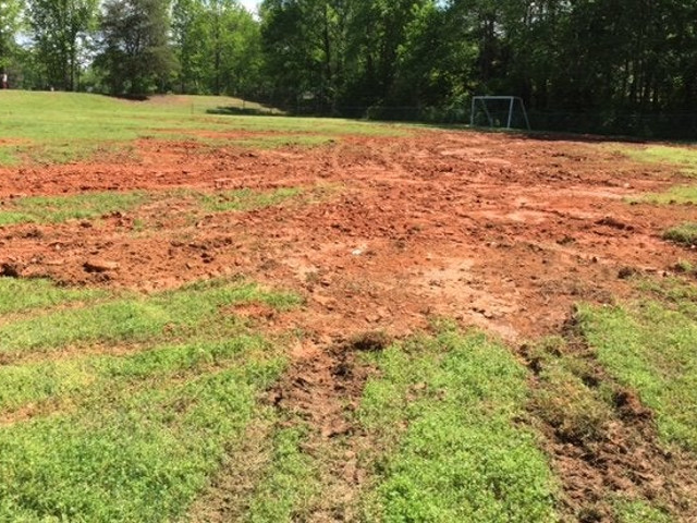 Teren de fotbal complet distrus