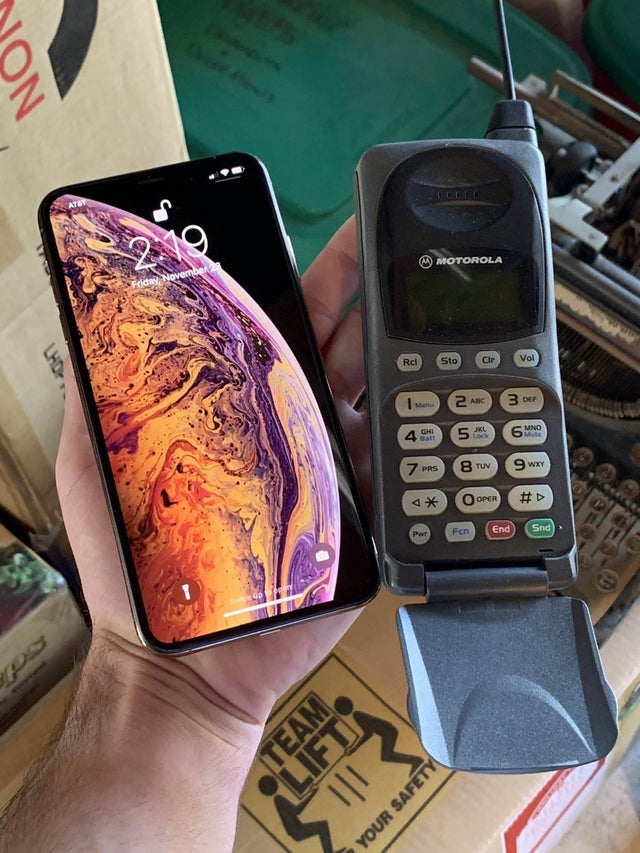 Evolutie: un telefon mobil din 1998 si unul din 2018