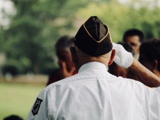 Strainii veniti la inmormantarea unui veteran